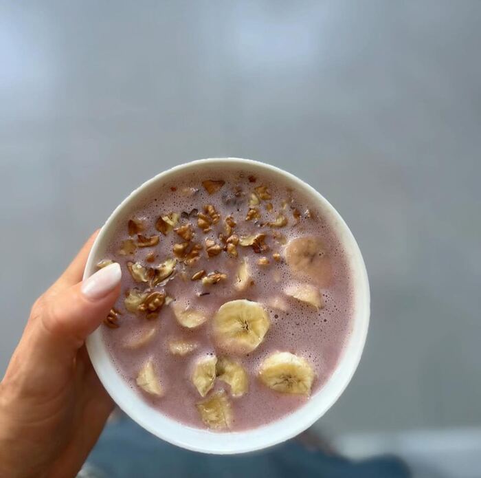 Meyveli ve cevizli smoothie bowl