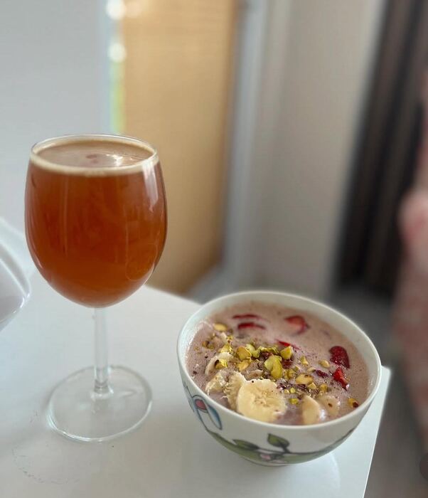 Çay eşliğinde çilekli antep fıstıklı bowl