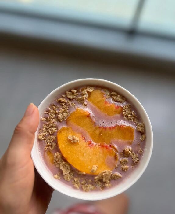 Şeftalili granolalı kahvaltı bowl
