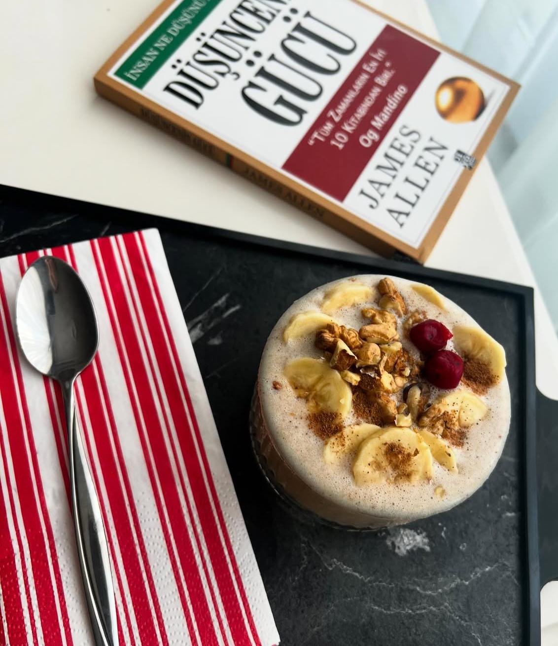 Kitap, vişneli muzlu smoothie kase ve çay peçetesi