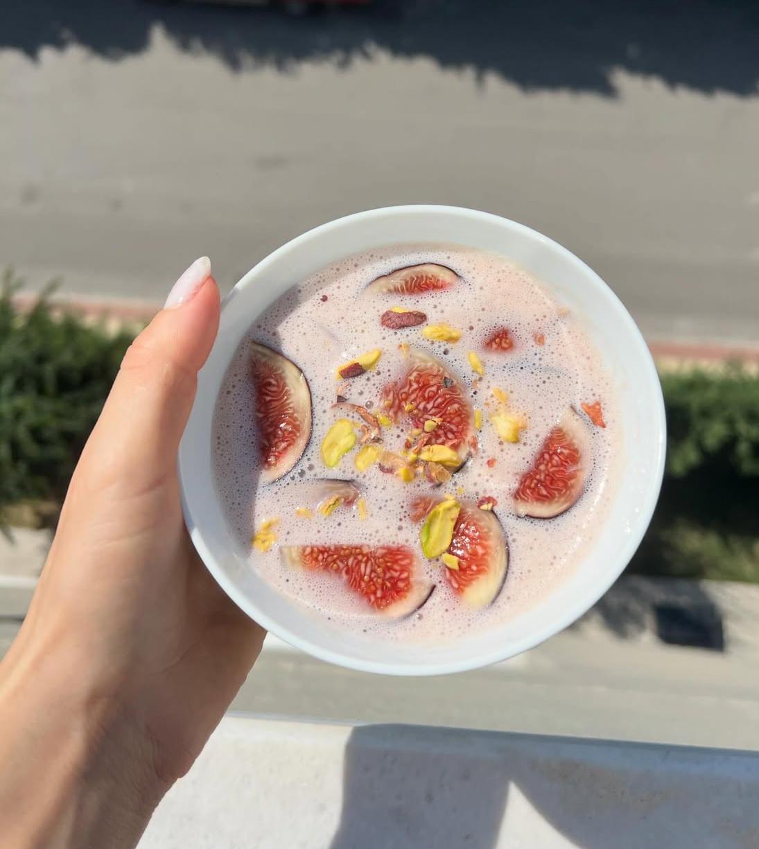 Güneş ışığında incirli antep fıstıklı smoothie kase