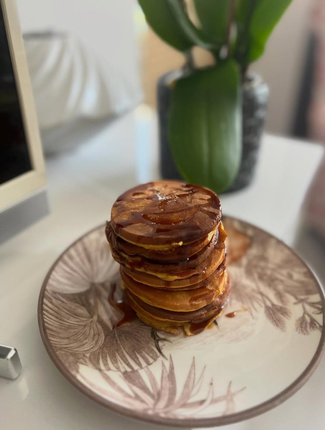 Karamel soslu pankek kulesi ve orkide