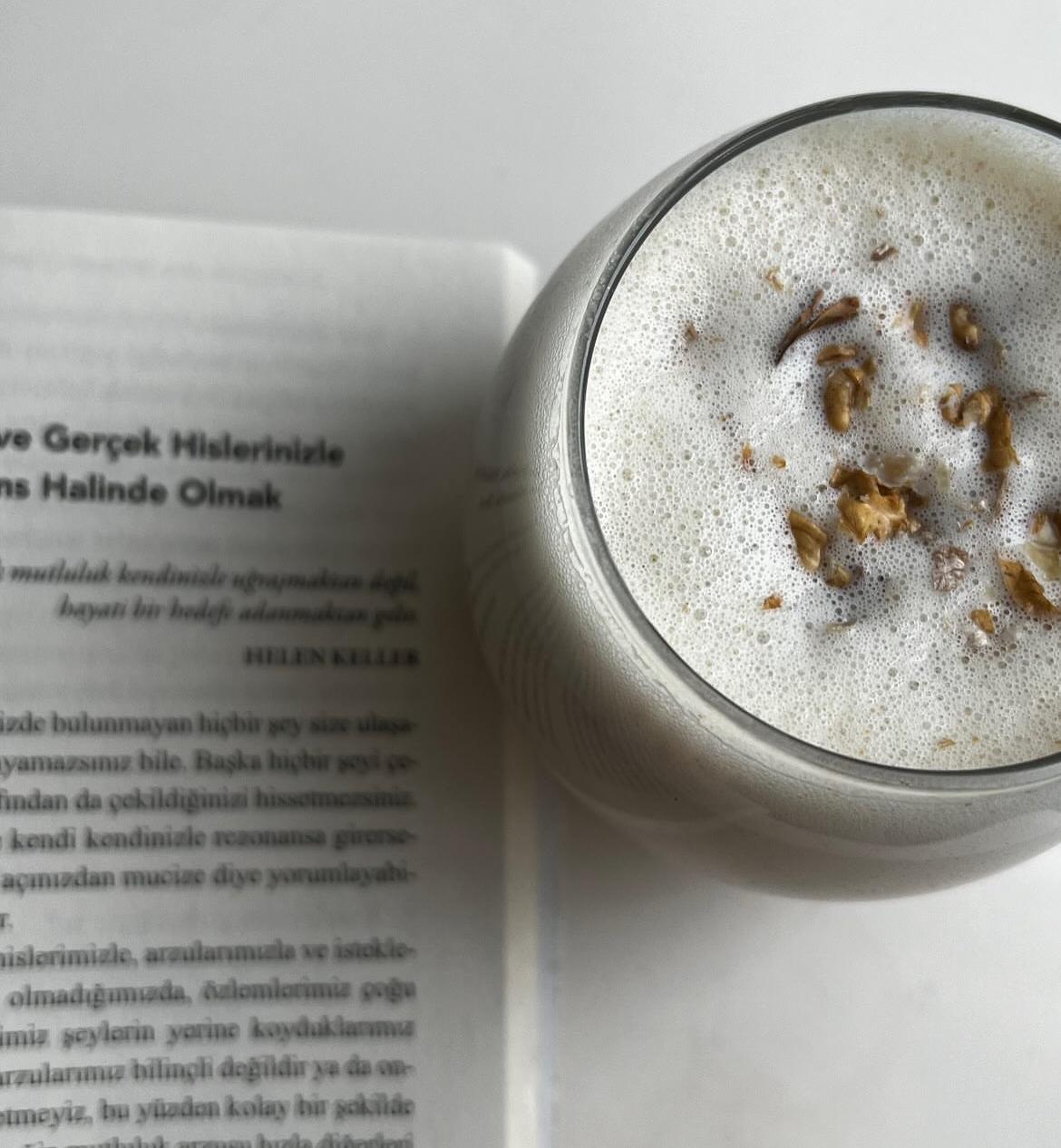 Kitap eşliğinde cevizli beyaz shake